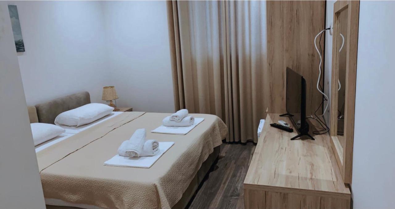 Deni'S Hotel Sarandë Esterno foto