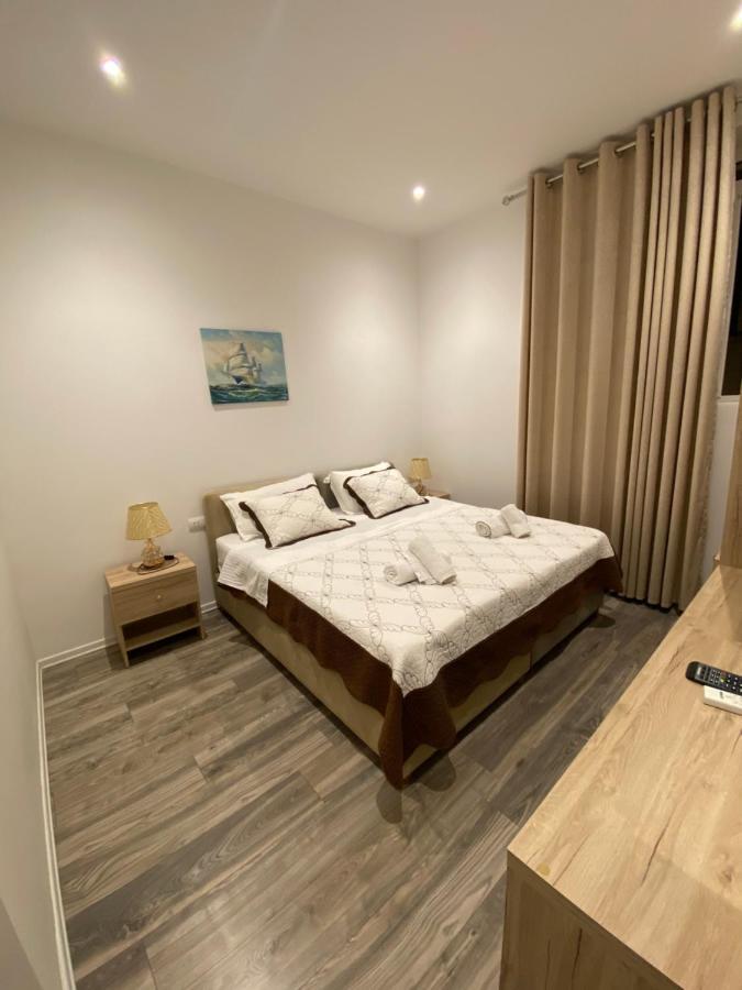 Deni'S Hotel Sarandë Esterno foto