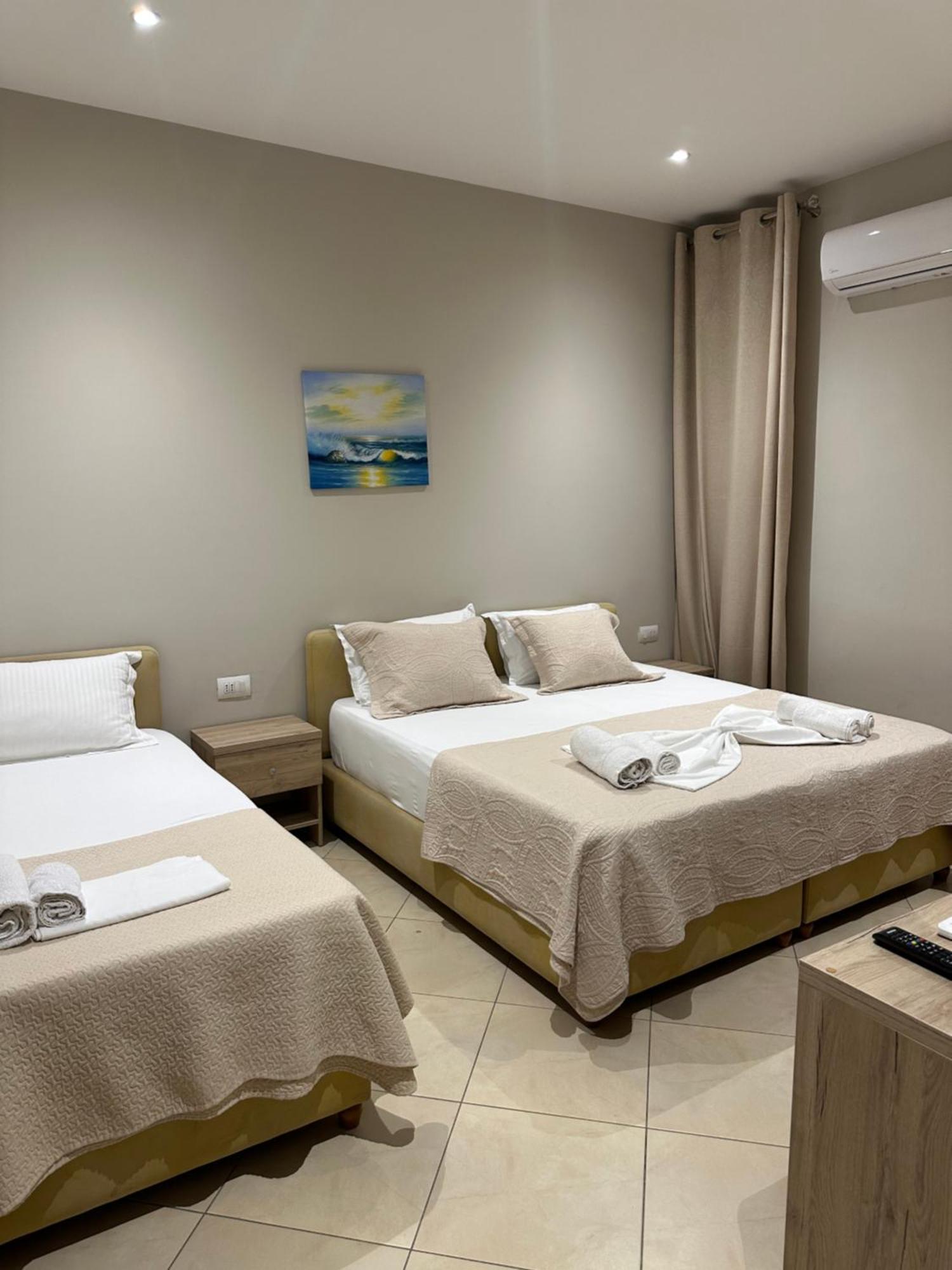 Deni'S Hotel Sarandë Esterno foto