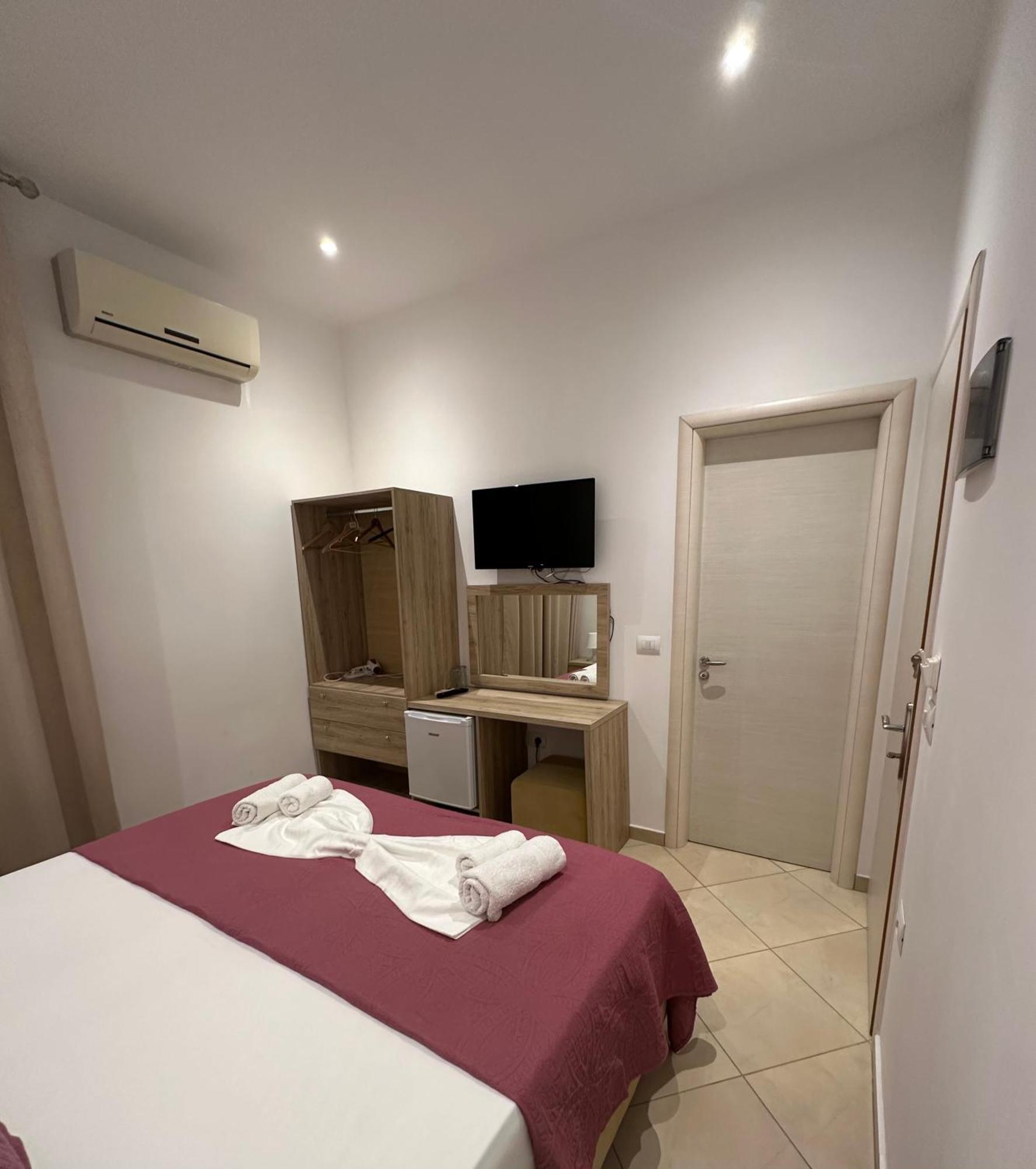 Deni'S Hotel Sarandë Esterno foto