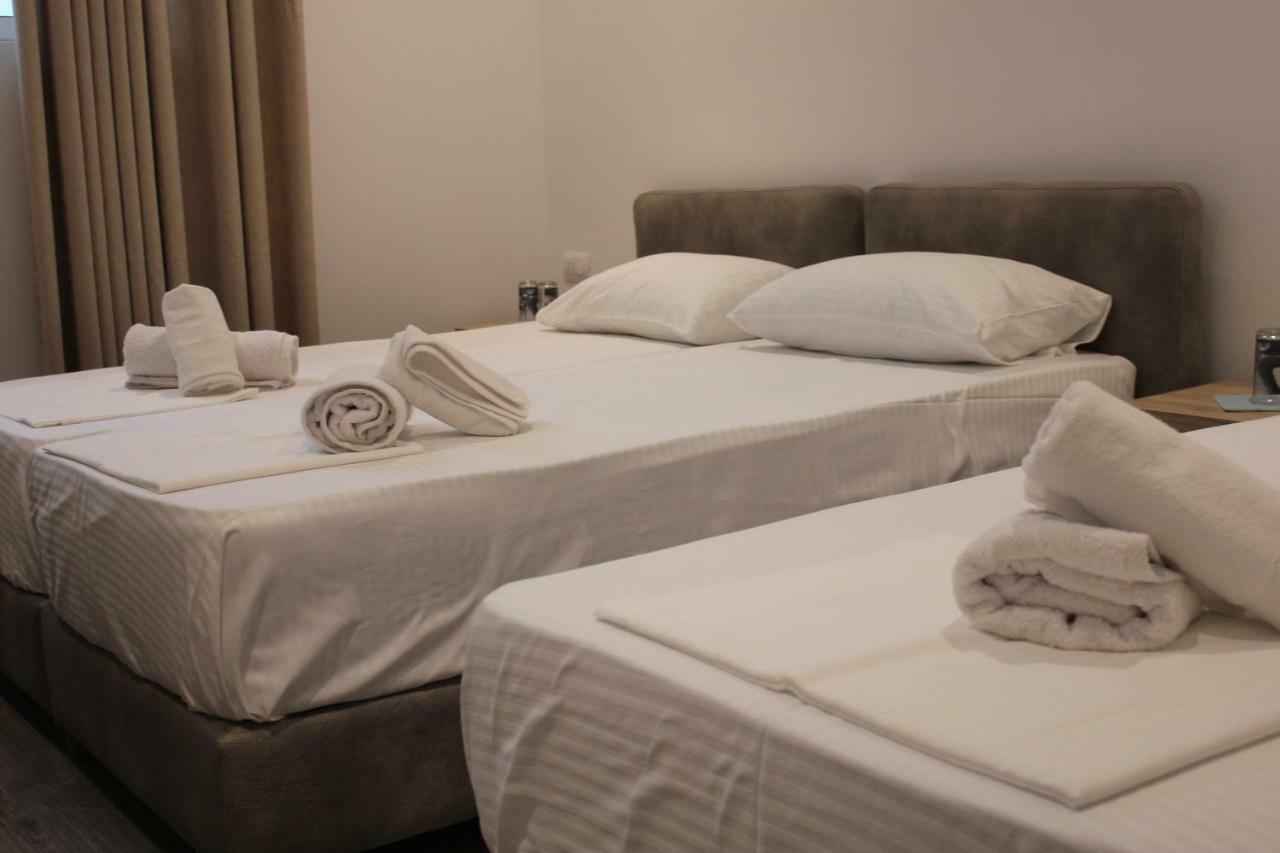 Deni'S Hotel Sarandë Esterno foto