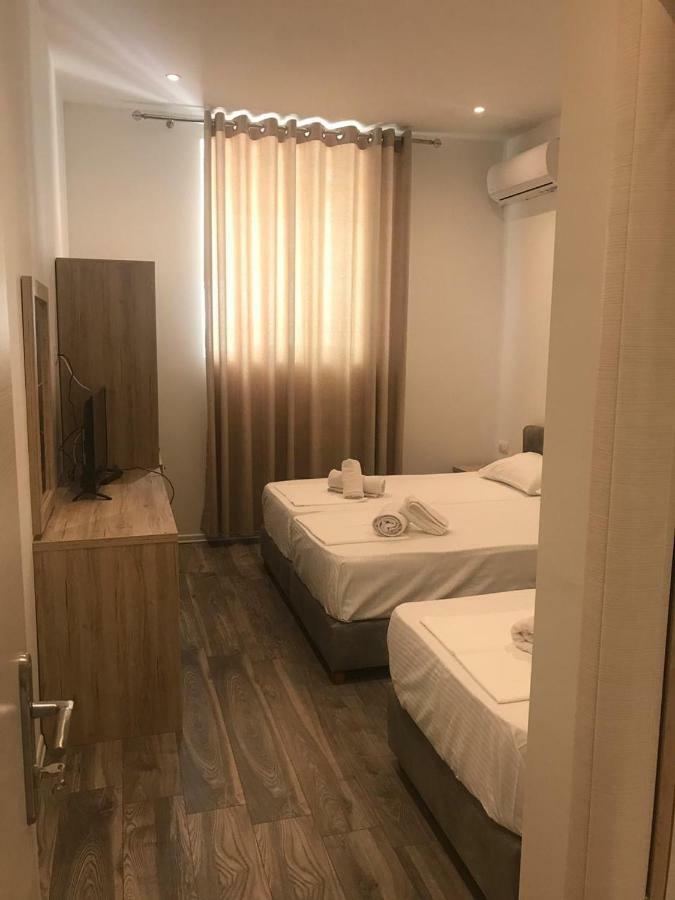 Deni'S Hotel Sarandë Esterno foto