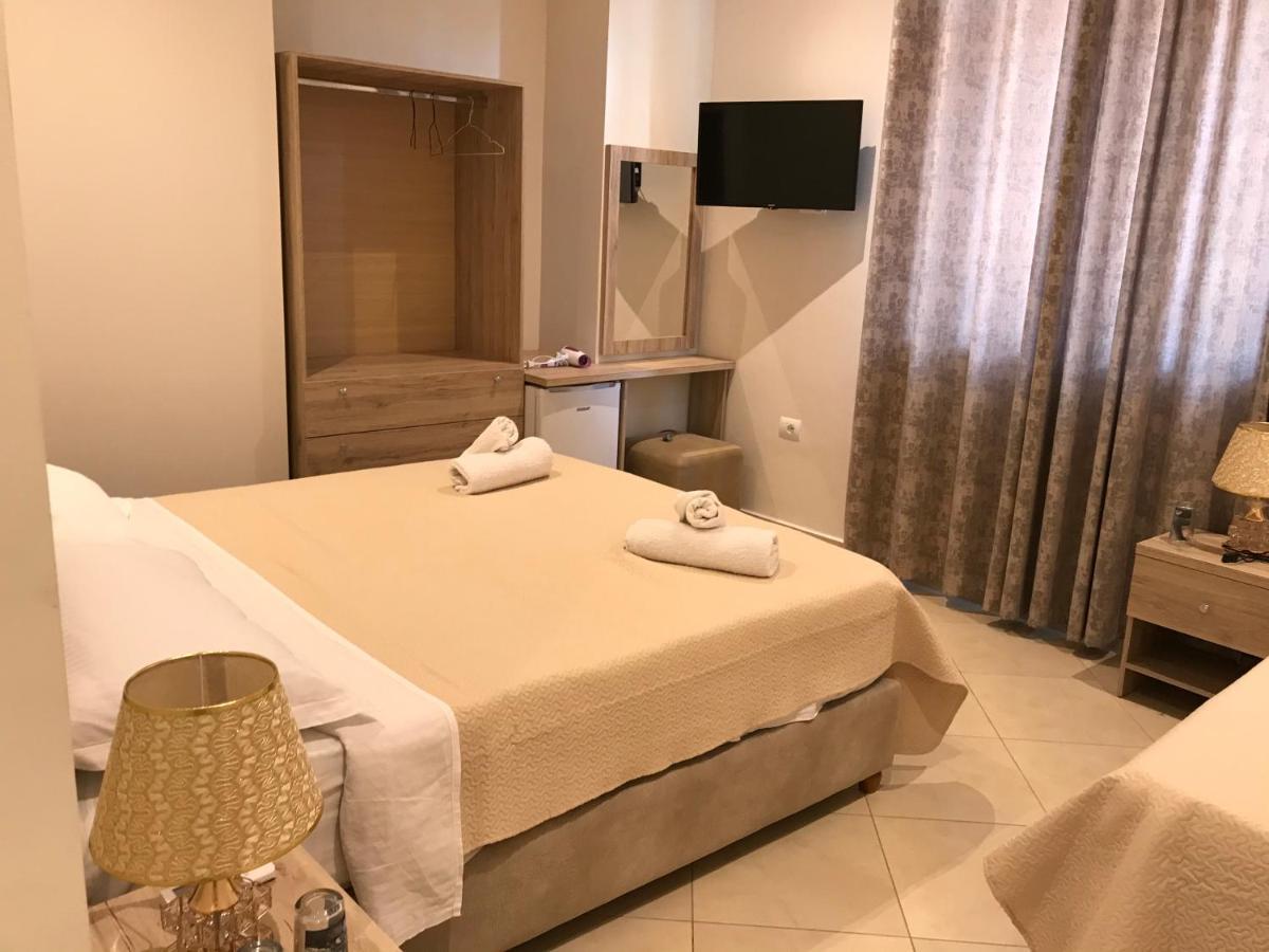 Deni'S Hotel Sarandë Esterno foto