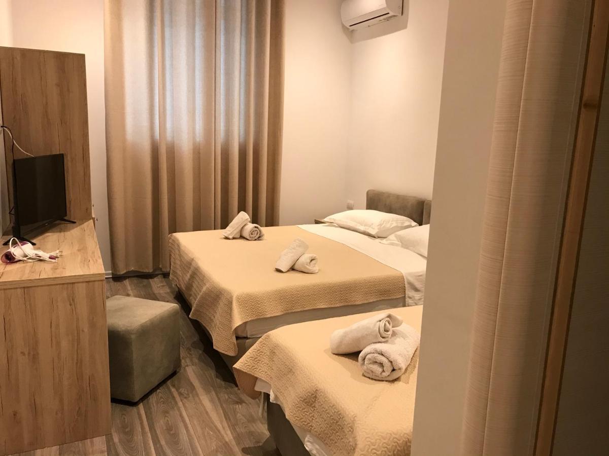 Deni'S Hotel Sarandë Esterno foto